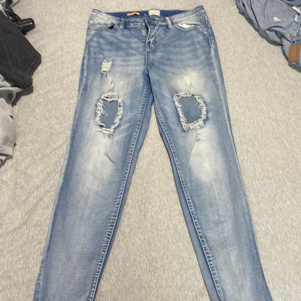 Mid rise stretchy jeans